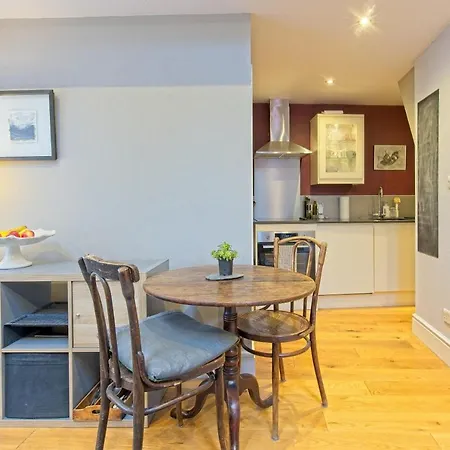 28a St Matthews Rd * Bristol